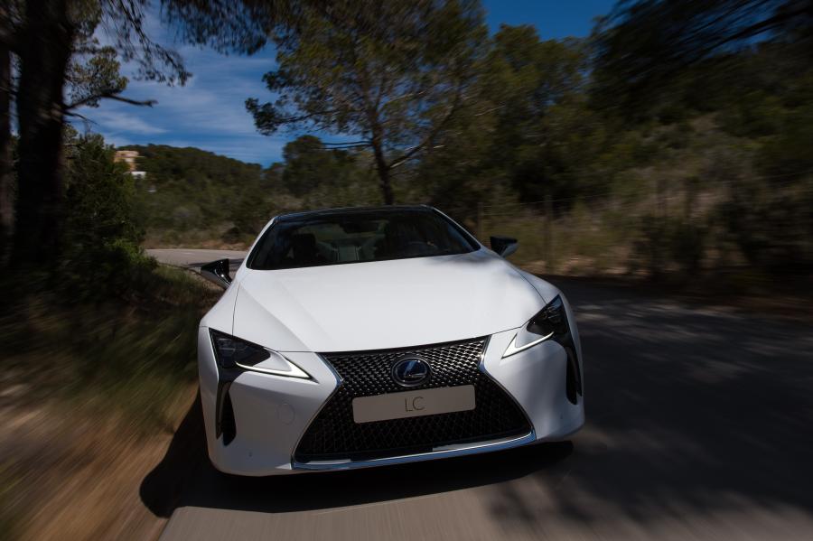  Lexus LC500h 2017 года  (WW) (фото 26 из 40)